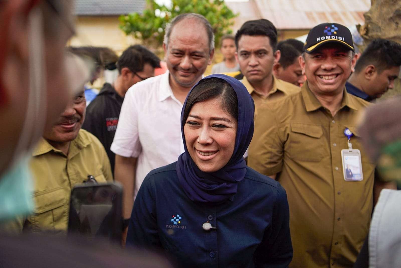 Menteri Komunikasi dan Digital, Meutya Hafid saat meninjau langsung lokasi bencana banjir untuk memastikan percepatan pemulihan infrastruktur telekomunikasi di Aceh Tamiang, Aceh, Minggu (28/12/2025) (Foto: Biro Humas Kemkomdigi)