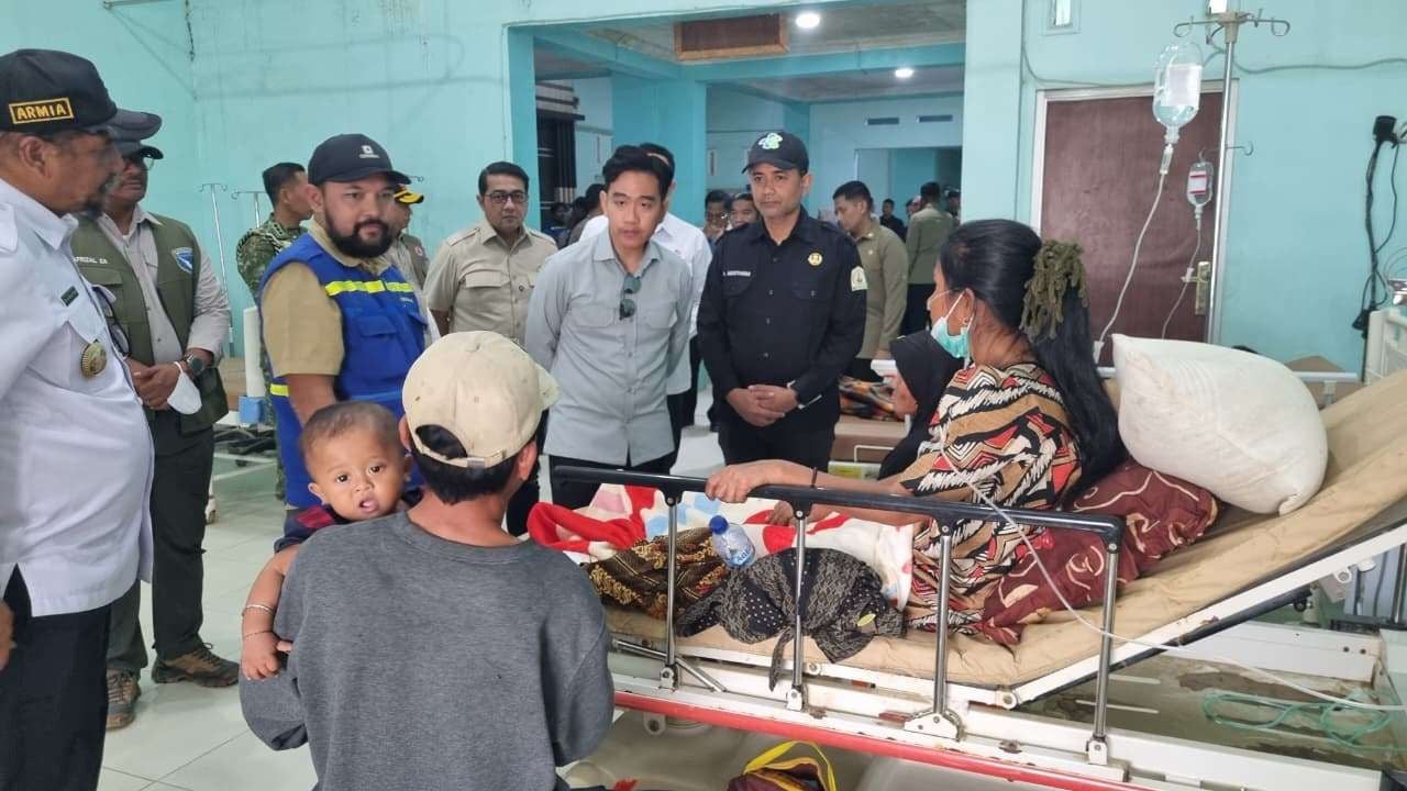 Wakil Presiden (Wapres) Gibran Rakabuming saat menyapa masyarakat yang sedang dirawat di Rumah Sakit Umum Daerah (RSUD) Muda Sedia, Aceh Tamiang, Jumat, 30 Januari 2026 (Foto: Setwapres)