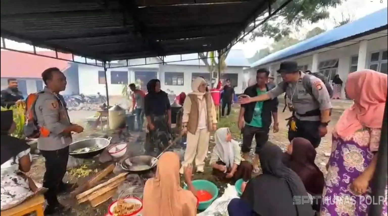 Kapolres Aceh Tengah Terobos Medan Sulit demi Salurkan Bantuan dan Gelar Bhakti Kesehatan bagi Pengungsi Bintang Pepara. (Foto: Mediahub Polri)