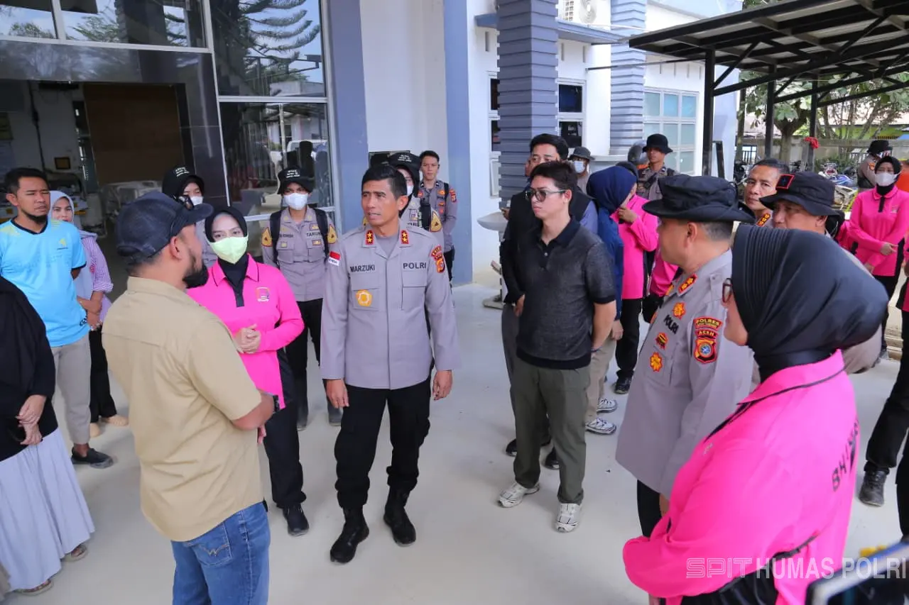 Kepala Kepolisian Daerah Aceh Irjen Pol Marzuki Ali Basyah melakukan peninjauan langsung terhadap fasilitas sumur bor bantuan Polri yang berada di Kabupaten Aceh Tamiang, Sabtu (24/1/2026). (Foto: For Nukilan)