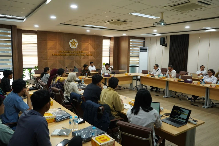 Fisipol UGM Berangkatkan Relawan Pendidikan untuk Rehabilitasi Pascabencana di Aceh. (Foto: Humas UGM)