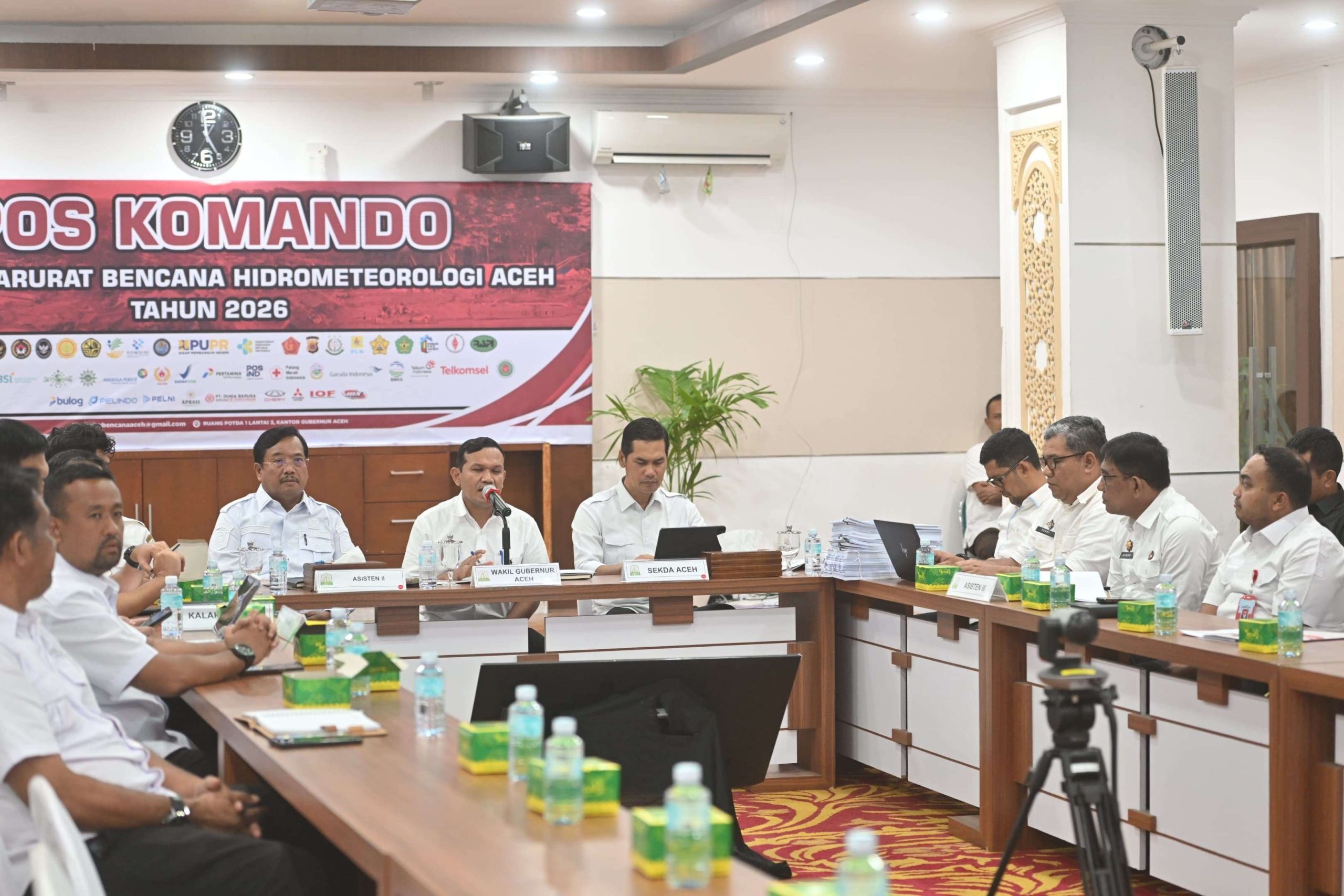 Wakil Gubernur Aceh, H. Fadlullah didampingi Sekda Aceh, M. Nasir dan sejumlah SKPA Terkait memimpin rapat koordinasi percepatan data kerusakan rumah pasca Bencana Hidro meteorologi Aceh secara zoom dengan Kabupaten Kota yang terdampak di Potensi Daerah Setda Aceh, Banda Aceh, Rabu (7/1/2026). Foto: (Humas Aceh).