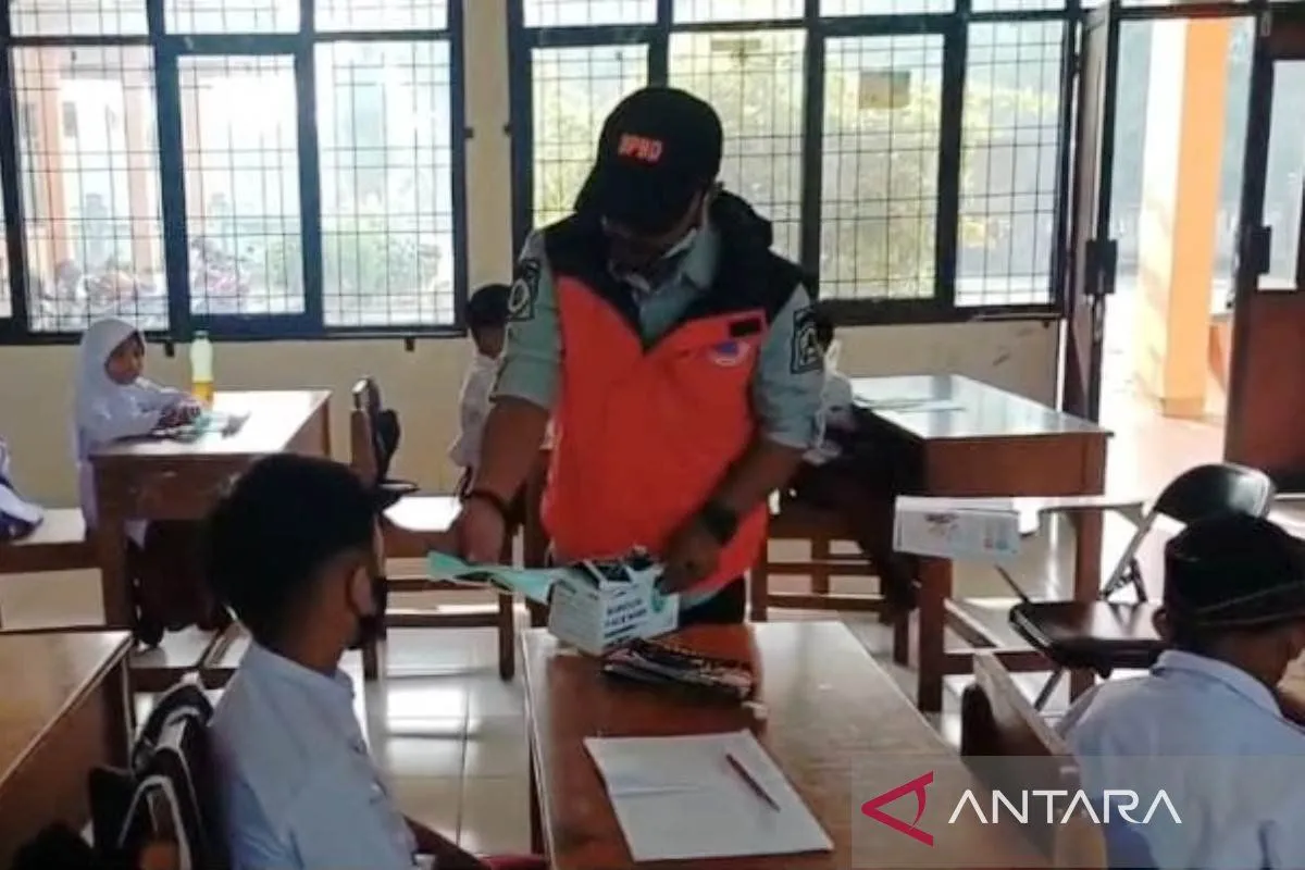 Badan Penanggulangan Bencana Daerah (BPBD) Kabupaten Aceh Barat melakukan pembagian masker kepada murid Sekolah Dasar Negeri (SDN) 8 Meulaboh di Desa Suak Raya, Kecamatan Johan Pahlawan, seiring meluasnya kebakaran lahan di kawasan tersebut, yang berpotensi terjadinya gangguan pernapasan dan kesehatan. Hingga Selasa (20/1/2026) luas lahan yang terbakar di kawasan tersebut sudah mencapai sembilan hektare. ANTARA/HO-BPBD Aceh Barat