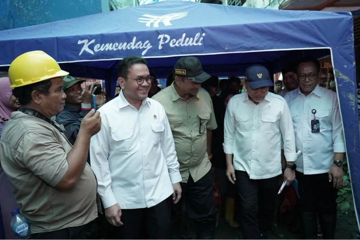 Menteri Perdagangan (Mendag) Budi Santoso melakukan peninjauan pascabencana di Pasar Kuala Simpang, Kabupaten Aceh, Tamiang, Aceh, Jumat (9/1/2026). (FOTO: ANTARA/HO-Kemendag)