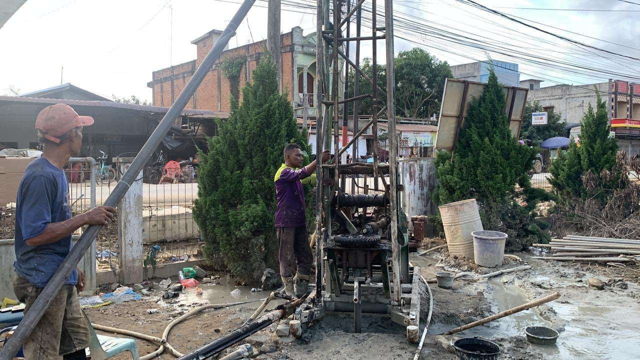 Proses pembuatan sumur bor pada salah satu titik di Aceh Tamiang (Foto: Kementerian PU)