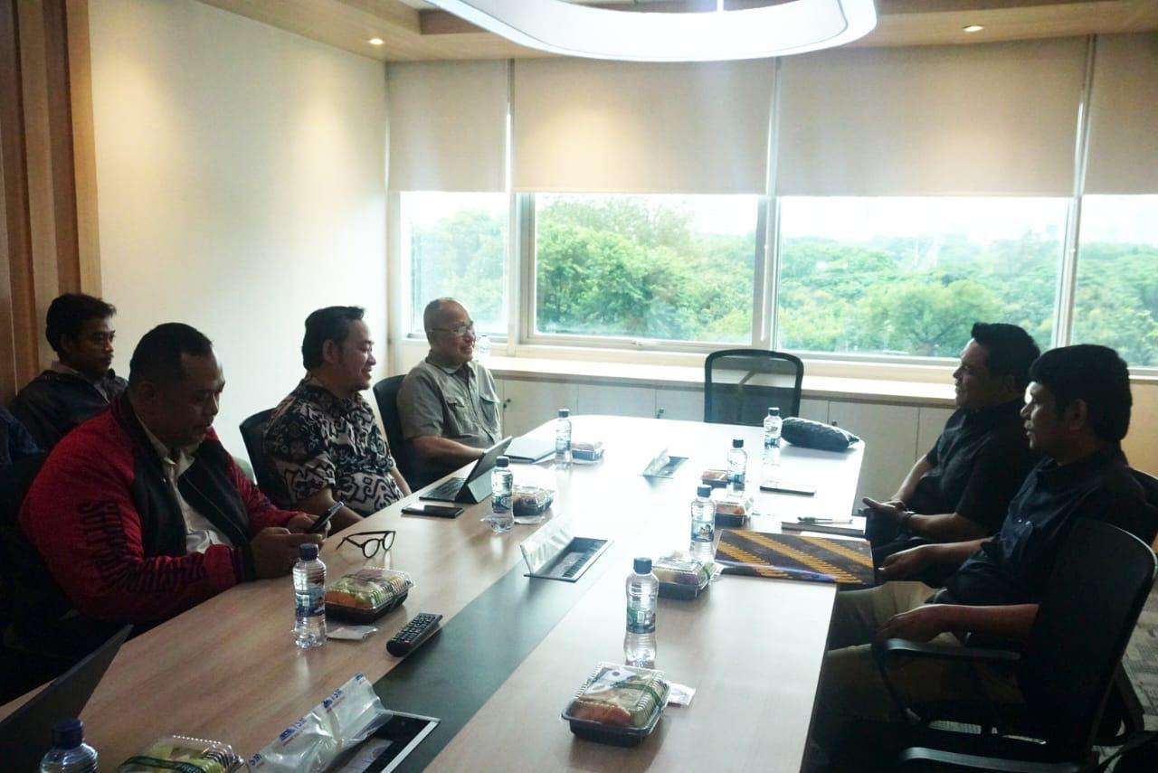 Bupati Aceh Besar, Muharram Idris saat melakukan audiensi dengan Direktur Akselerasi Ditjen Fasilitasi Kementerian Komunikasi dan Digital Republik Indonesia, Mulyadi, di Lantai 6 Gedung Sapta Pesona, Jakarta, pada Kamis (29/1/2026). (Foto: Media Center Aceh Besar)