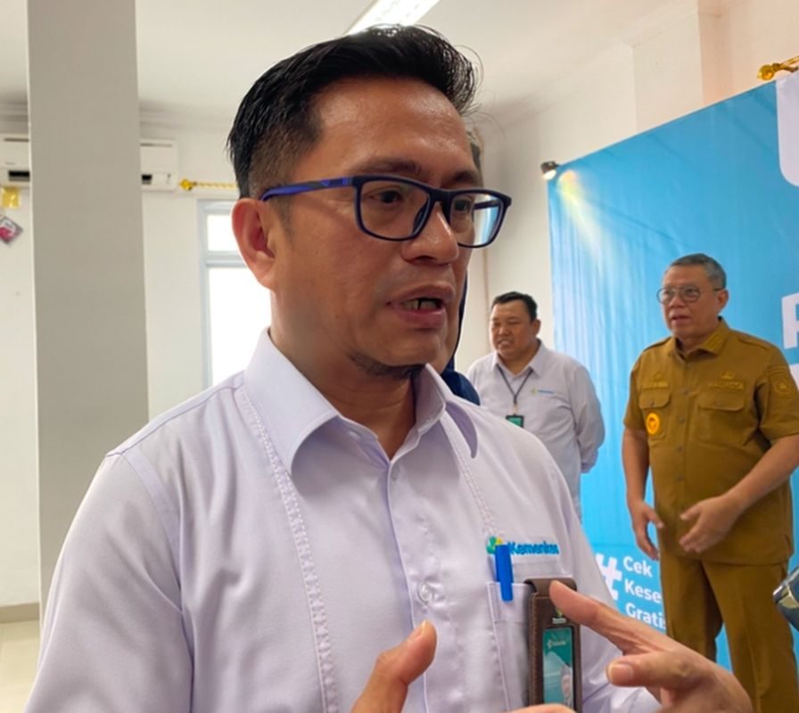 Kepala BKPK Kemenkes, Asnawi Abdullah, memantau pelaksanaan Cek Kesehafan Gratis di Puskesmas Ciater, Tangerang Selatan, Senin (10/2/2025).(Foto: Rachel Farahdiba R)