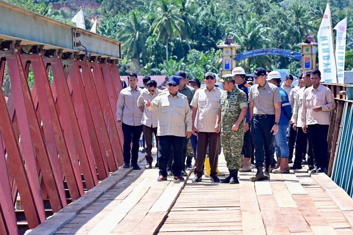 Menteri Pertahanan Sjafrie Sjamsoeddin mendampingi Presiden Prabowo Subianto meninjau wilayah yang terdampak bencana Sumatera di Kabupaten Tapanuli Selatan, Sumatera Utara, Rabu (31/12/2025). (Foto: DOK. Istimewa)