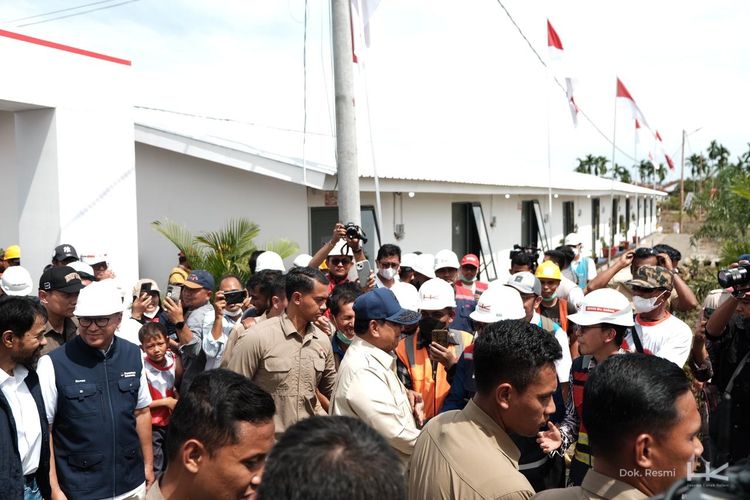 Presiden Prabowo Subianto saat meninjau progres huntara di Aceh Tamiang, Aceh, Kamis (1/1/2026). (Foto: Dok. PT Hutama Karya (Persero))