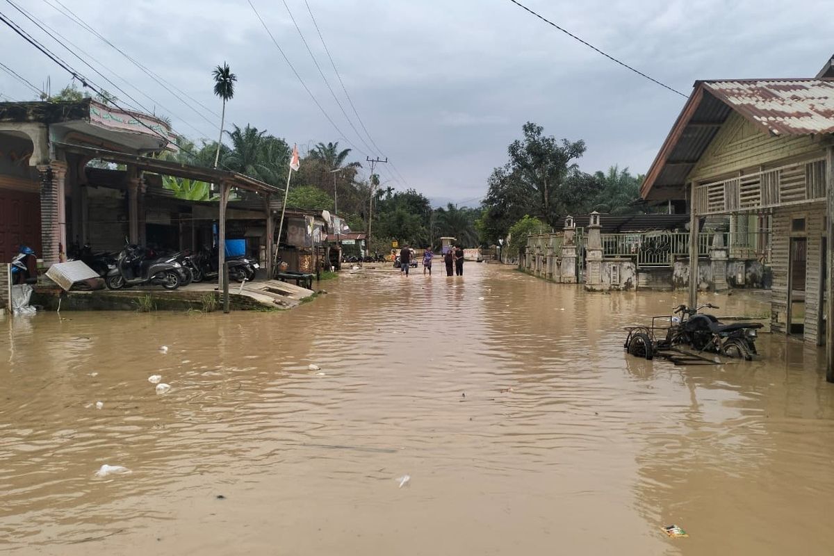 Banjir merendam jalan di Desa Alue Ie Mirah, Kecamatan Indra Makmu, Kabupaten Aceh Timur, Kamis (8/1/2026). (FOTO: KOMPAS.COM/MASRIADI SAMBO)