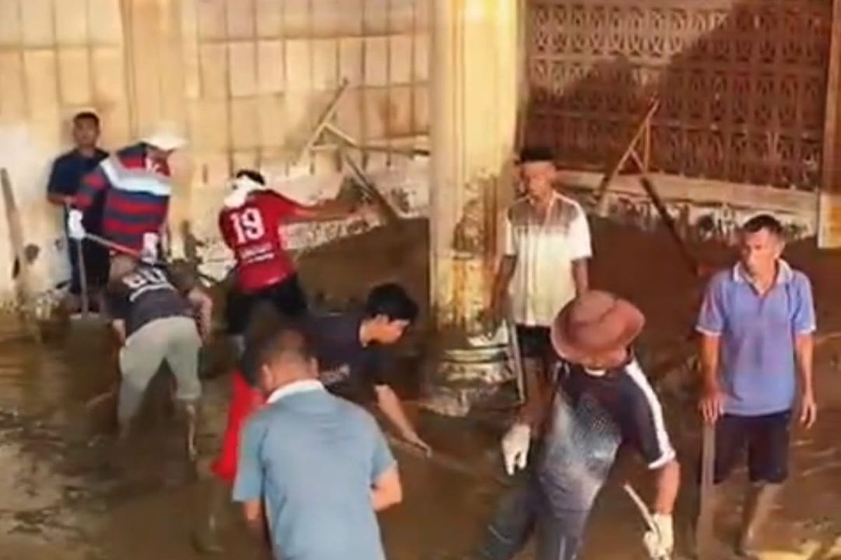 Warga membersihkan lumpur bekas banjir di masjid Desa Paya Rabo Lhoks, Kecamatan Sawang, Kabupaten Aceh Utara, Selasa (13/1/2026). (Foto: DOK WARGA)