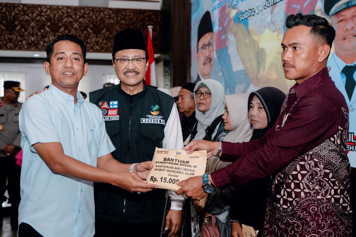 Menteri Sosial Saifullah Yusuf (Gus Ipul) menyerahkan secara langsung santunan korban meninggal dunia akibat bencana banjir kepada 270 ahli waris di Aula Kantor Bupati Aceh Utara, Provinsi Aceh, Sabtu (24/1/2026). (Foto: Dok. Humas Kementerian Sosial)