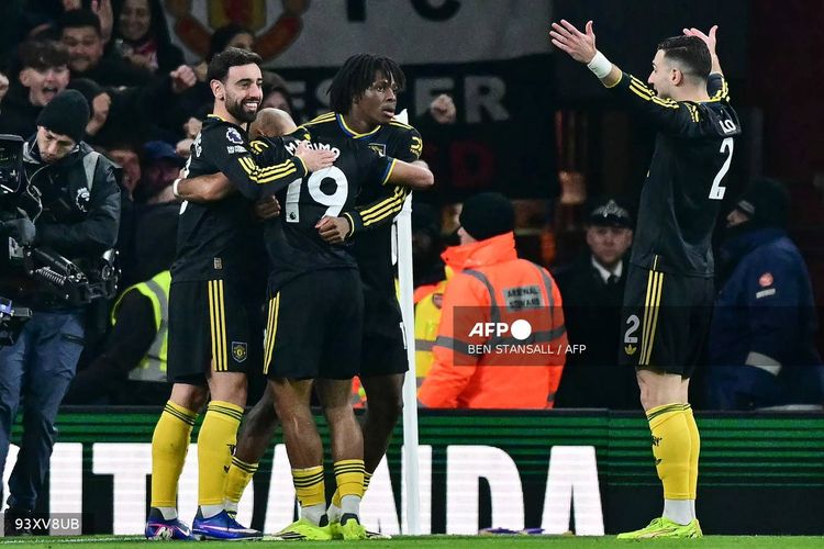 Patrick Dorgu merayakan gol dengan rekan satu timnya dalam pertandingan sepak bola Liga Inggris antara Arsenal vs Manchester United di Stadion Emirates di London pada 25 Januari 2026. (Foto: Ben STANSALL / AFP)