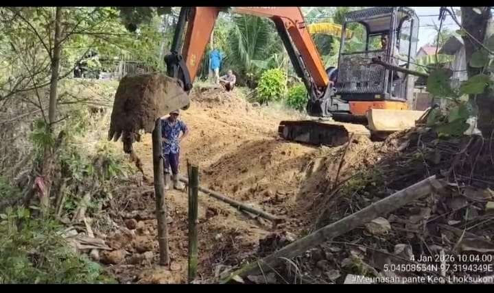 Pemerintah Kabupaten Aceh Utara melalui Dinas Pekerjaan Umum dan Penataan Ruang (PUPR), Minggu (4/1/2026) melakukan penanganan darurat terhadap tanggul Sungai Krueng Keureuto yang mengalami pengikisan di Gampong Meunasah Pante, Kecamatan Lhoksukon. (Foto/ Dok Pemda)