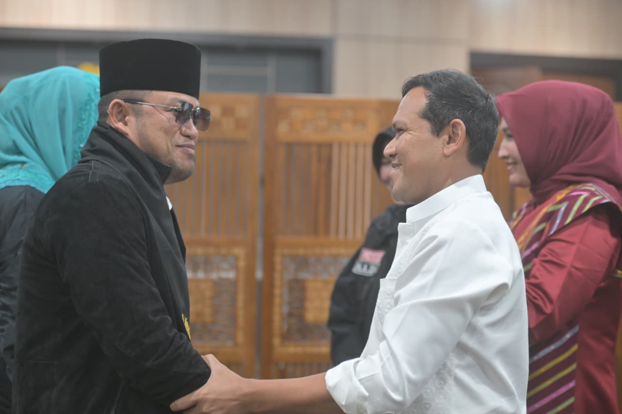 Wakil Gubernur Aceh, H. Fadhlullah, bersama Ketua Tim Penggerak PKK Aceh, Marlina Muzakir, menjemput kedatangan Gubernur Kalimantan Timur, Rudy Mas’ud, di Bandara Sultan Iskandar Muda, Aceh Besar, Jumat (2/1/2026). (Foto : Biro ADPIM Aceh)