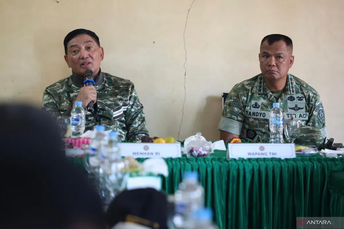 Menteri Pertahanan Sjafrie Sjamsoeddin (kiri) dan Wakil Panglima TNI Jenderal TNI Tandyo Budi Revita (kanan) saat menggelar rapat koordinasi Satgas Kuala di Aceh Tamiang, Aceh, Minggu (4/1/2026). (Foto: ANTARA/Ho-Istimewa)