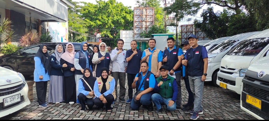 Tim Vaksinasi dan Tim Inventaris Alkes yang rusak akibat banjir, yang dilepas oleh Plt Kadinkes Aceh, Ferdiyus, SKM, M.Kes. (Foto: For NUKILAN)