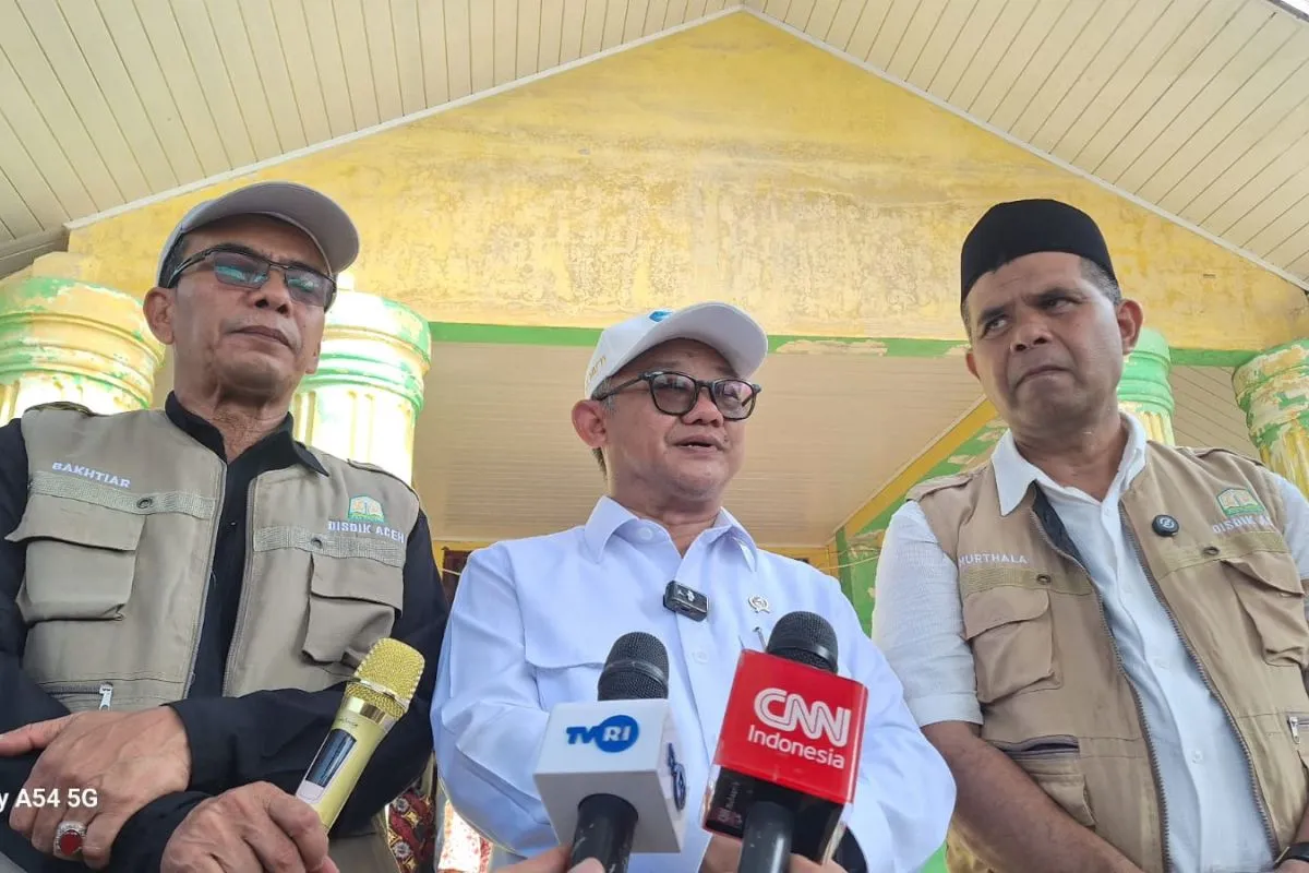 Menteri Pendidikan Dasar dan Menengah (Mendikdasmen) RI Abdul Mu'ti memberikan keterangan kepada awak media di Aceh Tamiang, Senin. (Foto: ANTARA/M.Ifdhal)