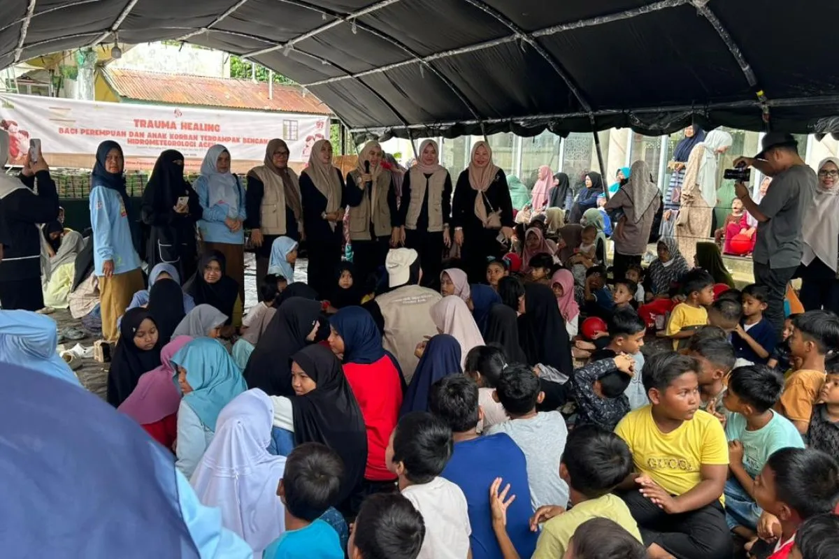 Tim DP3A Aceh saat melakukan trauma healing kepada anak-anak terdampak bencana di Aceh, Kamis (25/12/2025). (Foto: DP3A Aceh)
