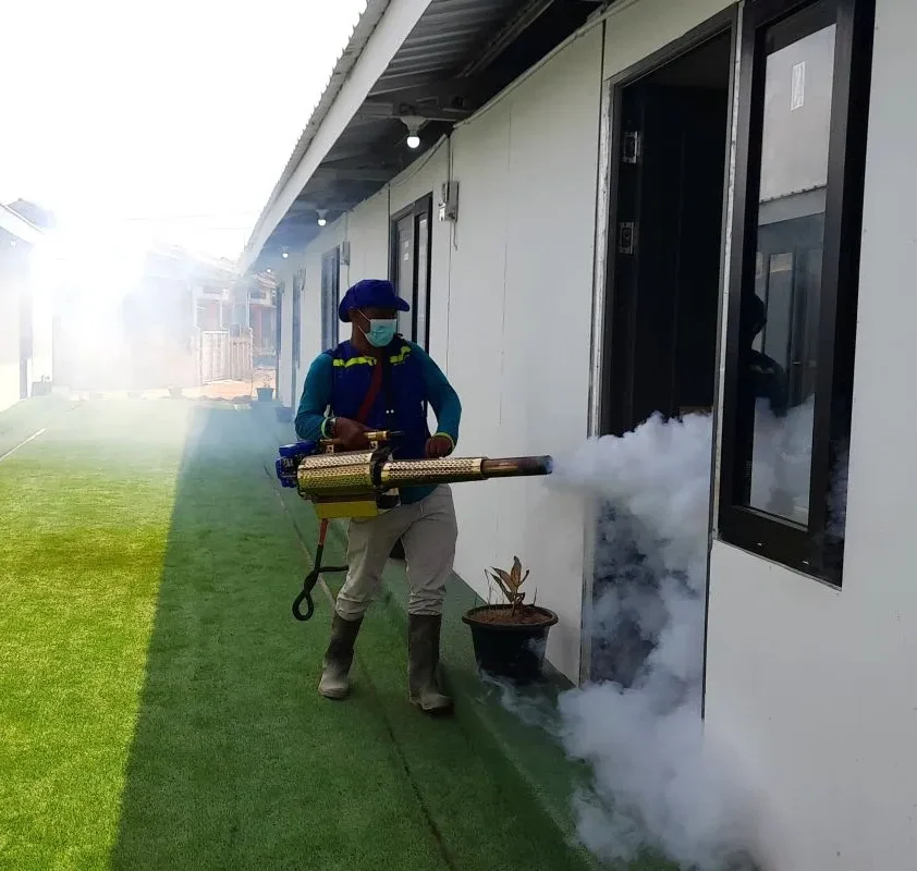 Relawan TCK Kemenkes melakukan pengasapan untuk mencegah penyakit menular disebabkan nyamuk dan lalat di huntara Aceh Tamiang, Aceh, Kamis (15/1/2026). (Foto: ANTARA/Lintang Budiyanti Prameswari)