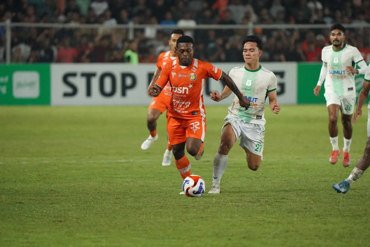 Pemain Persiraja Banda Aceh David Laly dikejar pemain PSMS Medan dalam laga lanjutan Pegadaian Championship 2025/2026 di Stadion H Dimurthala Lampineung Banda Aceh, Minggu (18/1/2026). (Foto: Persiraja)