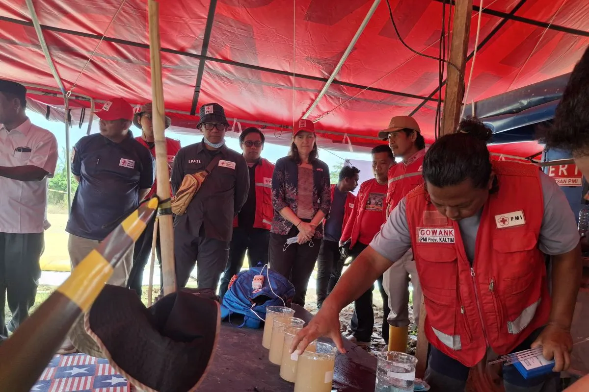 Head of Delegation IFRC CCD Indonesia, Timor Leste, Malaysia, Singapore dan Brunei Darussalam, Kathryn Clarkson saat meninjau camp Wash penyediaan air bersih bagi pengungsi, di Aceh Tamiang, Jumat (23/1/2026). (Foto: PMI)