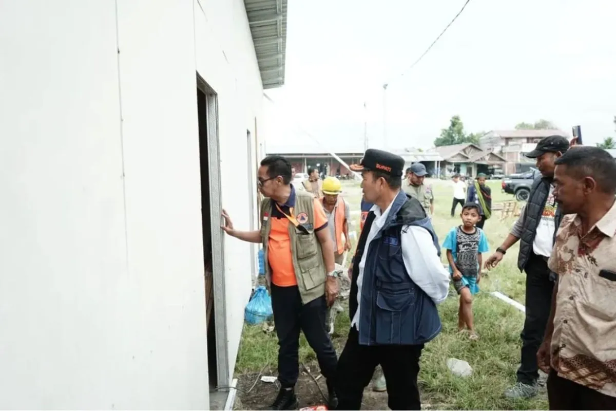 Bupati Aceh Tengah, Haili Yoga ketika meninjau progres pembangunan Huntara di Kecamatan Ketol. (Foto: Humas Aceh Tengah)