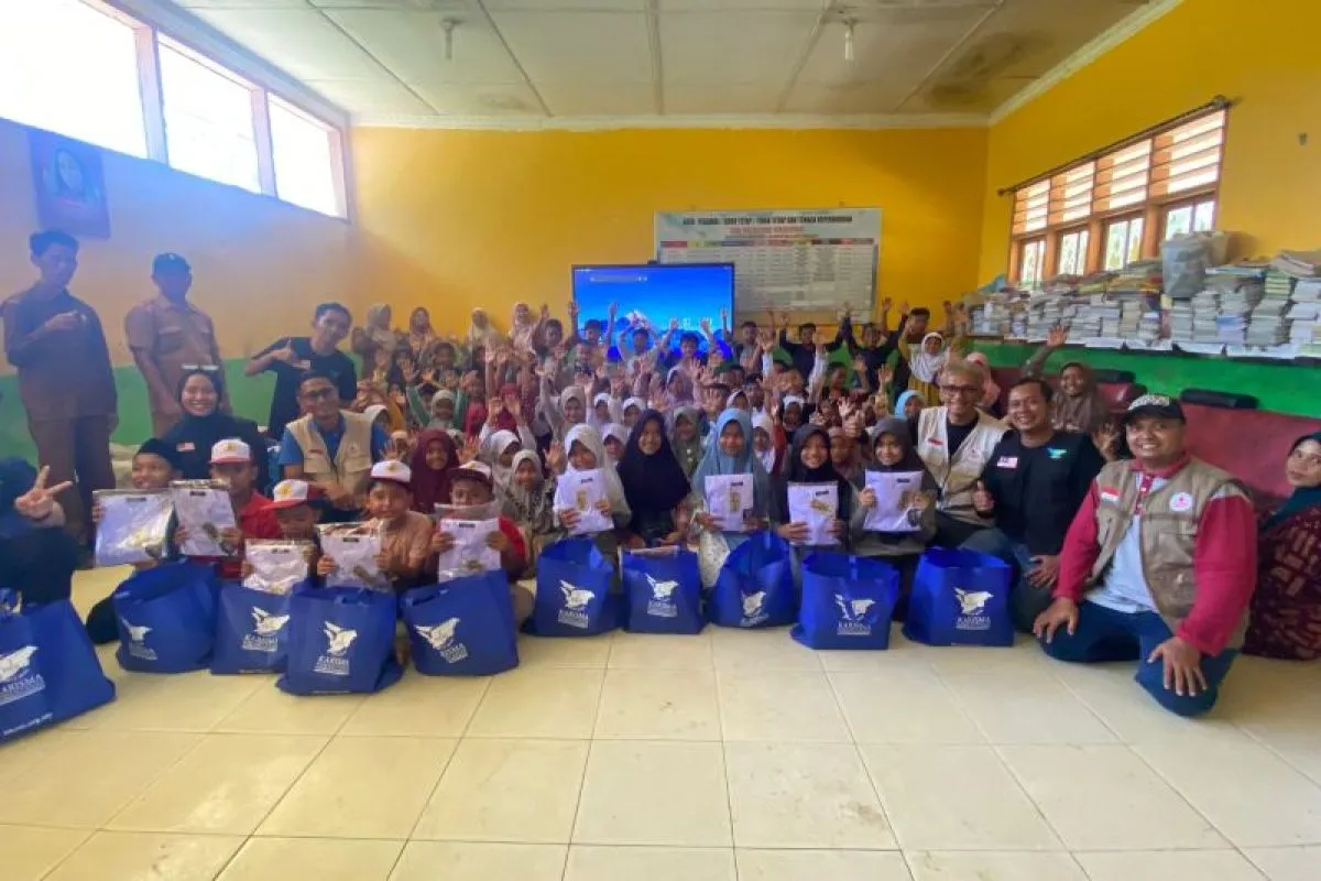 Relawan BFLF saa menyalurkan bantuan paket seragam sekolah untuk pelajar terdampak bencana, di Aceh Tamiang, Rabu (28/1/2026). (Foto: BFLF)