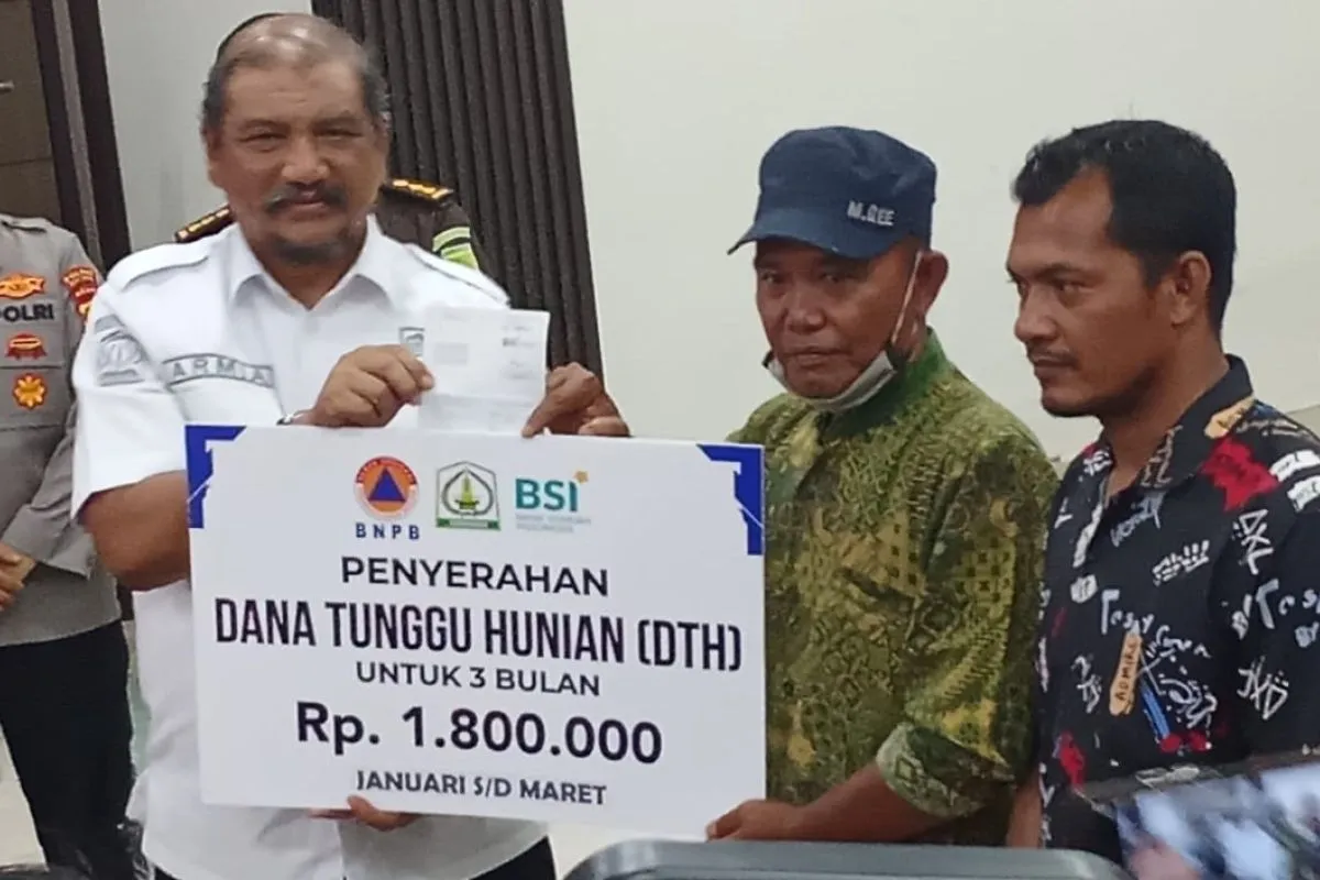 Bupati Aceh Tamiang Armia Fahmi menyerahkan bantuan dana tunggu hunian (DTH) secara simbolis kepada 259 warga terdampak bencana yang kehilangan tempat tinggal sebesar Rp1,8 juta untuk masa tiga bulan di Aula Setdakab Kantor Bupati setempat, Rabu (28/1/2028). (Foto: Pemkab Aceh Tamiang)