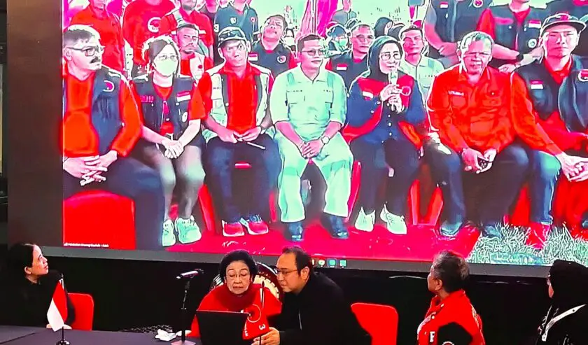 Megawati Soekarnoputri Ketua Umum PDIP saat dialog langsung bersama warga terdampak bencana Aceh dan tim relawan PDIP lewat sambungan virtual di sela-sela acara Rakernas, Minggu (11/1/2026). (Foto: Faiz Fadjarudin suarasurabaya.net)