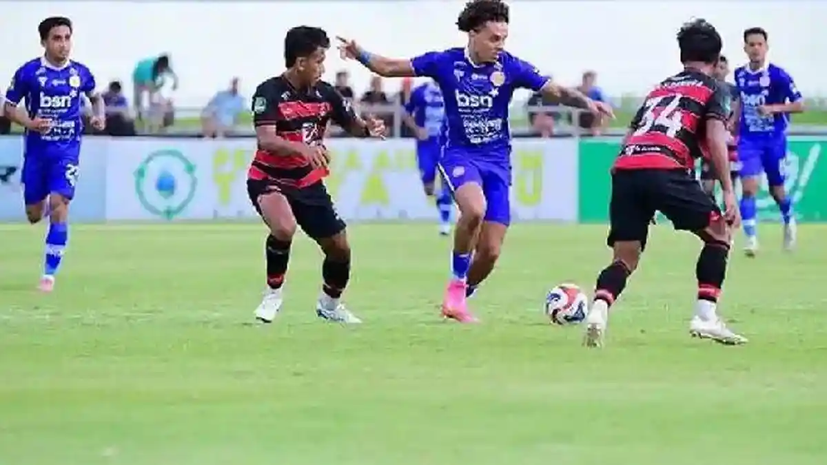 Pemain Persiraja Banda Aceh, Connor Flynn mendapat pengawalan ketat oleh pemain tuan rumah persekat Tegal dalam Laga Lanjutan Liga Championship Pegadaian 2025-2026 pada Sabtu (24/1/2026) sore di Stadion Tri Sanja, Tegal. pertandingan tersebut berakhir dengan skor 0-0. (Foto: Persiraja)