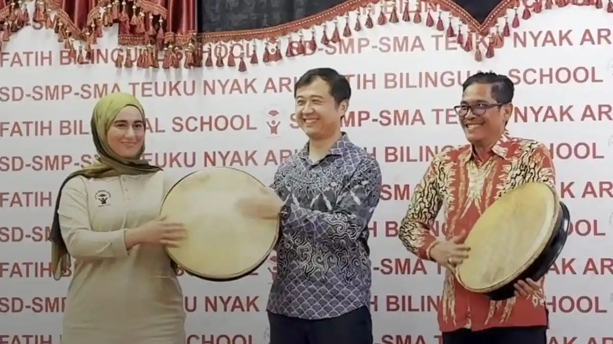 Kepala Disdikbud Kota Banda Aceh, Sulaiman Bakri bersama tim dari Australia saat dimulainya kembali program Fatih Volunteering Teaching Program (FVTP), Senin (12/1/2026). (Foto: For Nukilan)