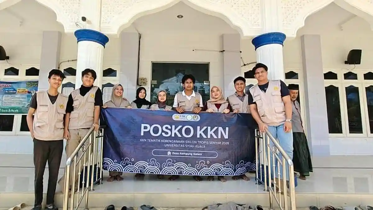 Tim KKN Tematik USK melakukan foto bersama di Posko KKN Kampung Dalam, Aceh Tamiang. (Foto: Ist)
