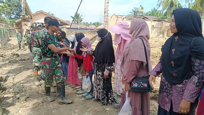 Warga Kuala Simpang, Kabupaten Aceh Tamiang, Provinsi Aceh menangis melepas kepulangan prajurit TNI AD. (Foto: Dok. Dispenad)