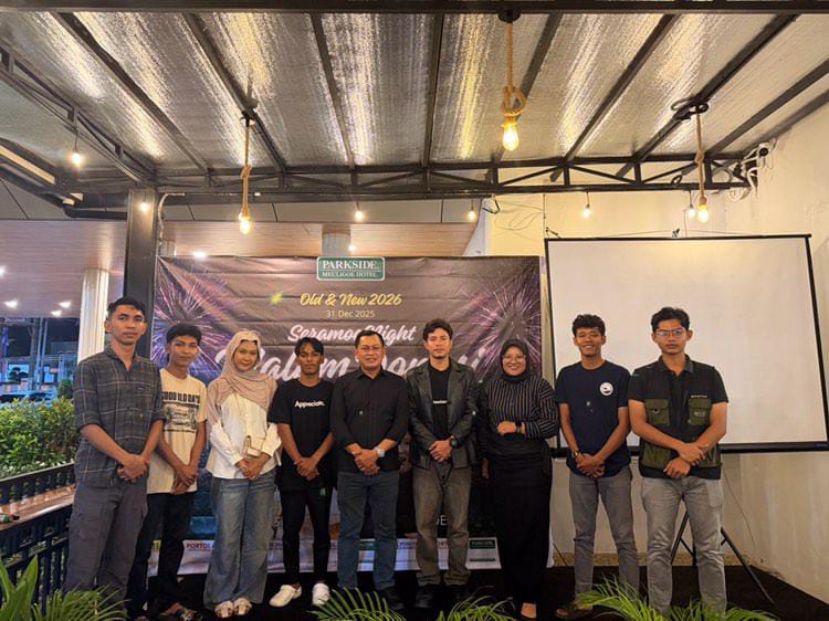 Relawan Petani Muda Millenial (RPMM) memberikan apresiasi terhadap pelaksanaan kegiatan Seuramoe Night Malam Donasi yang digelar oleh manajemen Parkside Meuligoe Hotel Meulaboh. (Foto: For Nukilan)