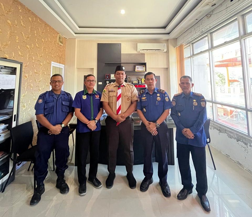 Pramuka MAN 2 Banda Aceh menjalin kerja sama strategis dengan Dinas Pemadam Kebakaran dan Penyelamatan (DPKP) Kota Banda Aceh dalam penguatan pendidikan kepramukaan berbasis mitigasi bencana. (Foto: For Nukilan)