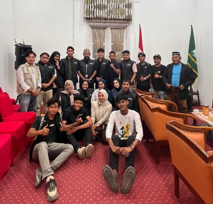 Usai melaksanakan kegiatan sosial di lapangan, para relawan melanjutkan agenda dengan bersilaturahmi bersama Bupati Aceh Timur, Iskandar Usman Al-Farlaky. (Foto: For Nukilan)