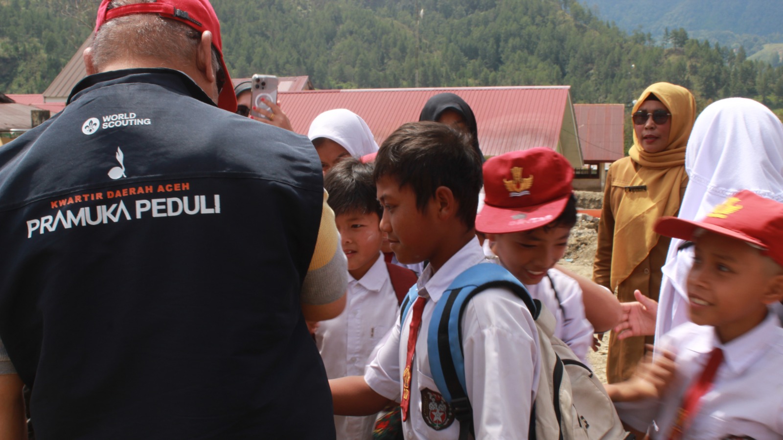 Pramuka Peduli Aceh Salurkan 400 Tas Sekolah untuk Anak Korban Bencana di Bener Meriah dan Aceh Tengah. (Foto: For Nukilan)