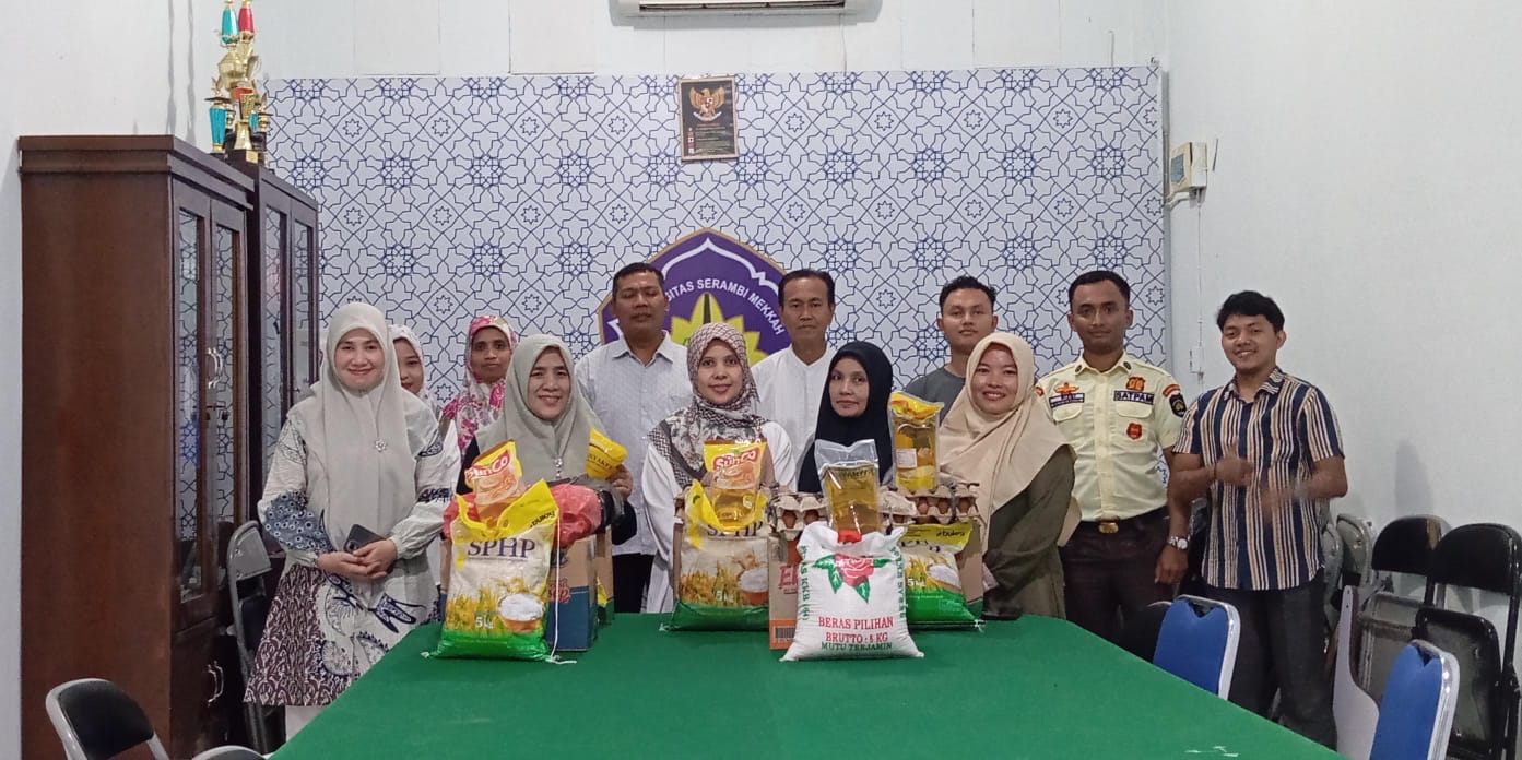 Dosen Fakultas Ekonomi Serambi Mekkah Banda Aceh saat menerima bantuan sembako dari mahasiswa. (Foto: Nukilan/Rezi)
