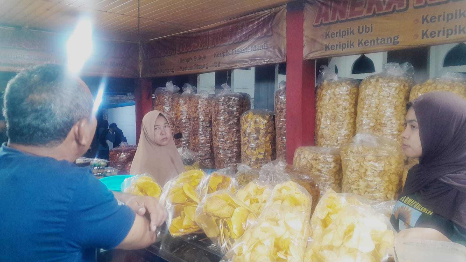 Keripik Ubi Kaki Gunung Geurutee Jadi Buruan Pelintas Jalan Lintas Barat Selatan Aceh. (Foto: Nukilan)