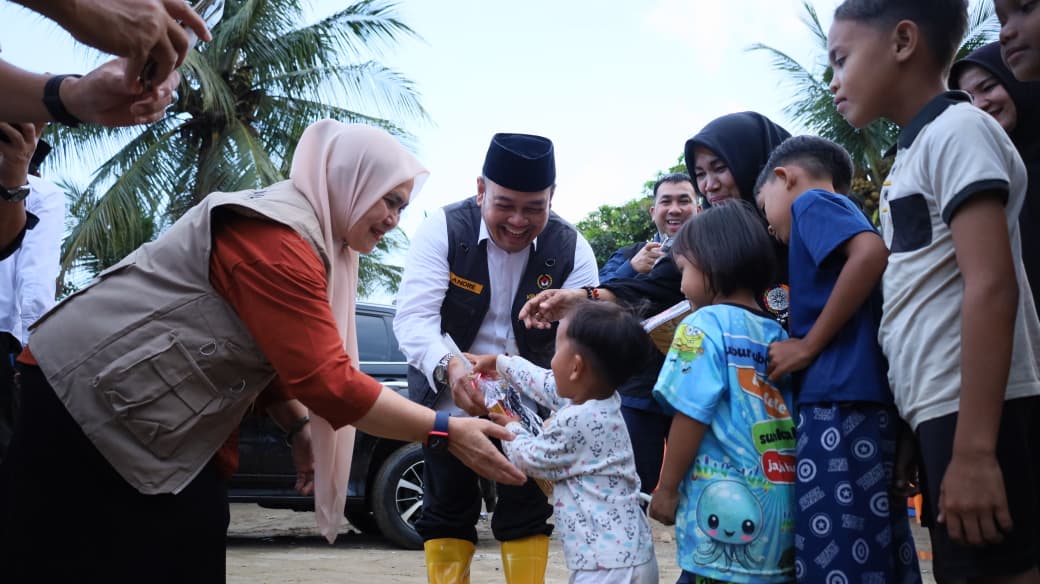 Kemenko PMK Salurkan Bantuan Pendidikan bagi Anak Terdampak Banjir Bandang di Pidie Jaya. (Foto: For Nukilan)