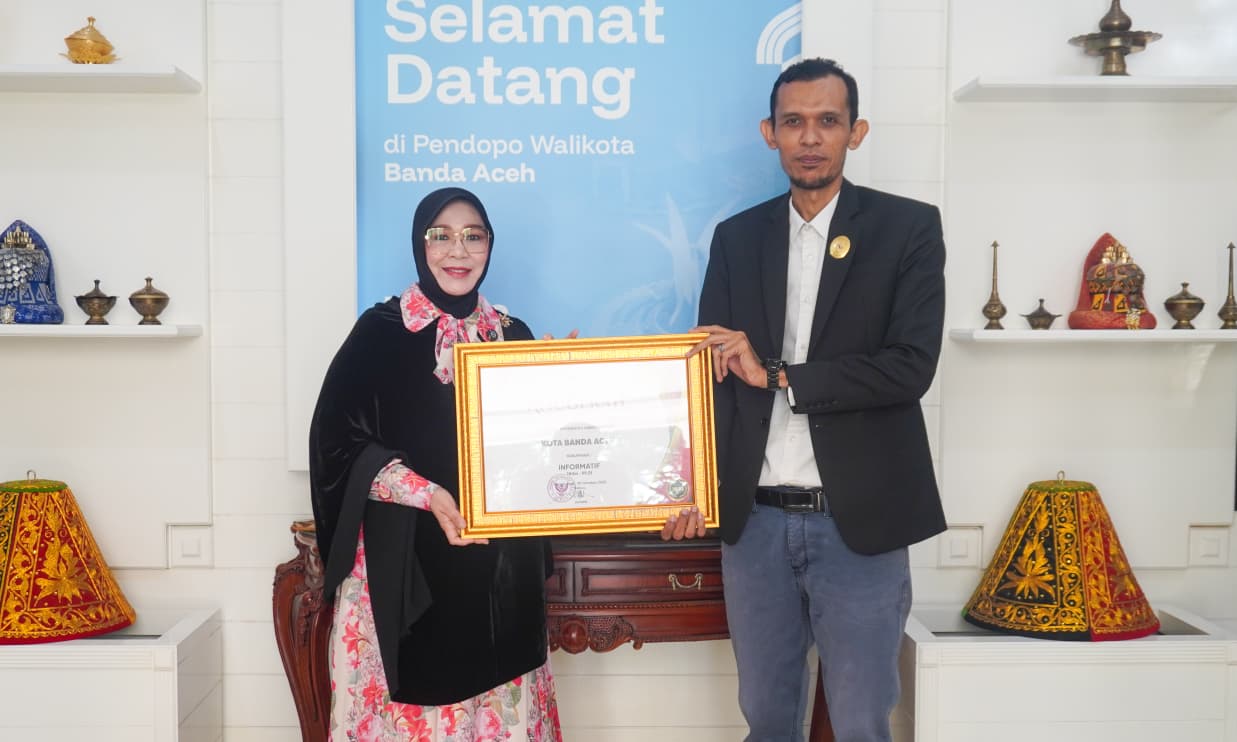 Komisioner KIA Serahkan Penghargaan Keterbukaan Informasi kepada Pemko Banda Aceh. (Foto: For Nukilan)