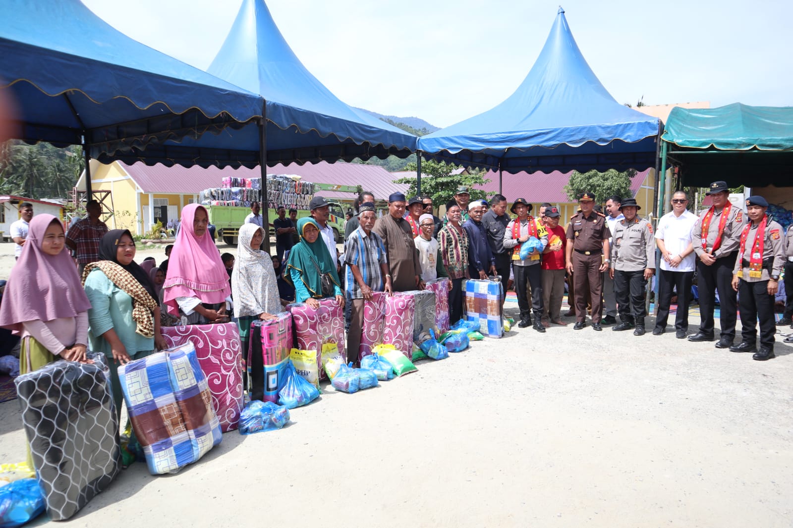 Kapolda Aceh Salurkan 300 Kasur dan Dana Hunian Sementara bagi Korban Banjir Bandang Ketambe. (Foto: For NUKILAN)