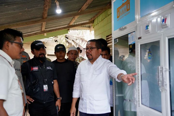 Kepala Staf Kepresidenan Muhammad Qodari mengunjungi warga terdampak bencana di Dusun Karang Kuda, Desa Bunin, Kecamatan Serbajadi, Kabupaten Aceh Timur, Provinsi Aceh, Rabu (14/01/2026). (Foto: For Nukilan)