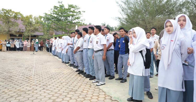 Ilustrasi Siswa SMA Negeri 4 Kejuruan Muda, Kabupaten Aceh Tamiang, kembali masuk sekolah. (Foto: Tim Media Presiden)