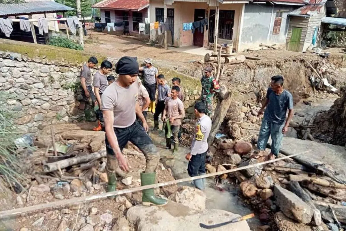 Personel Polri membersihkan dan memperbaiki drainase jalan guna mencegah banjir di pedalaman Kabupaten Aceh Tengah, Kamis (8/1/2026). (Foto: ANTARA/HO-Bidhumas Polda Aceh)