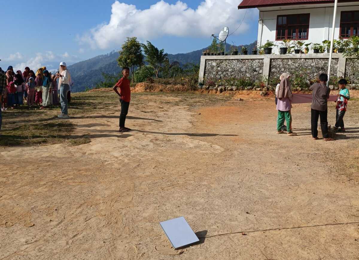 Kegiatan Pos Schooling bagi anak-anak Desa Jamur Konyel pada Senin (26/1/2026) di SD Negeri 10 Bintang, Aceh Tengah. (Foto: Dok Relawan Kecamatan Bintang)
