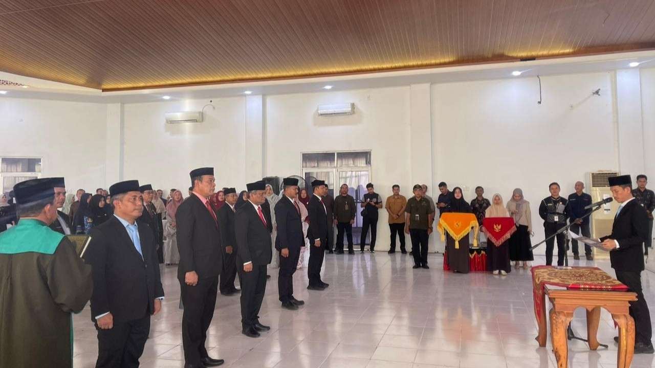Bupati Aceh Barat, Tarmizi SP MM melakukan rotasi dan penyesuaian jabatan terhadap sejumlah pejabat pimpinan tinggi pratama (Eselon II.B) di lingkungan Pemerintah Kabupaten Aceh Barat, Jumat, 30 Januari 2026. (Foto Prokopim Aceh Barat)