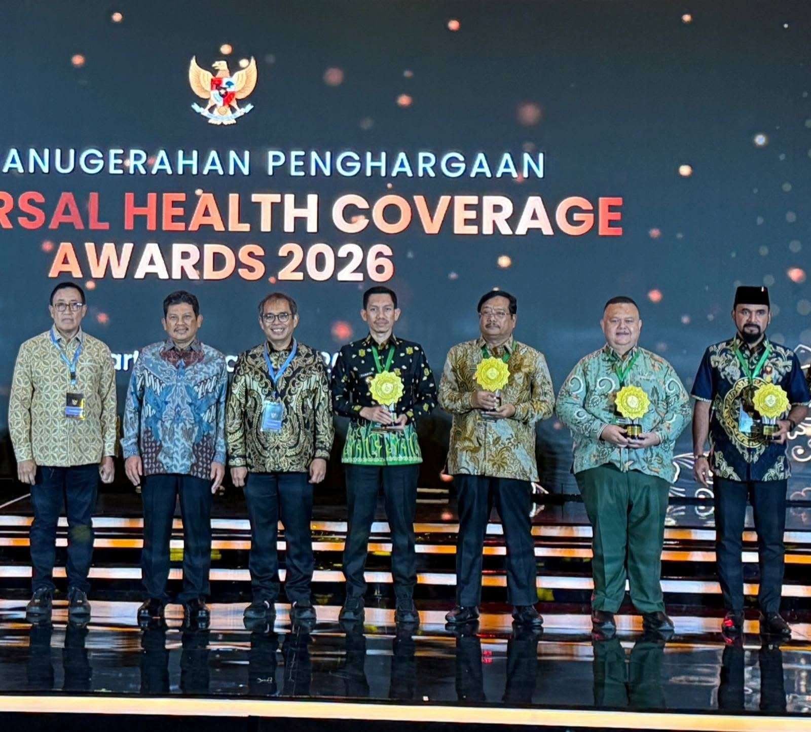Kabupaten Aceh Barat meraih penghargaan Universal Health Coverage (UHC) Award 2026 dari BPJS Kesehatan pusat yang diterima Bupati Aceh Barat Tarmizi SP, MM di Jakarta, Selasa, 27 Januari 2026. (Foto Diskominsa Aceh Barat)