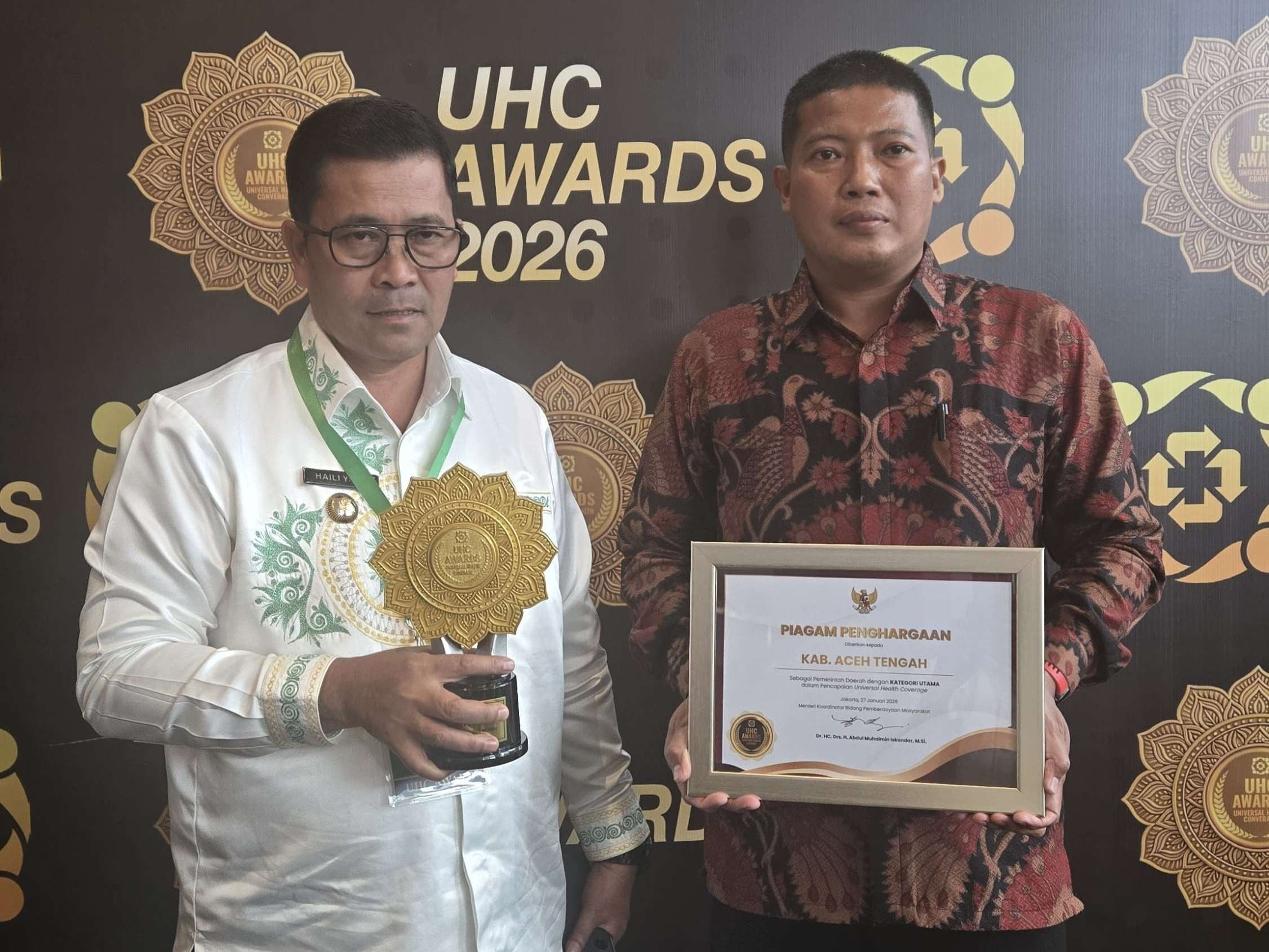 Bupati Aceh Tengah, Haili Yoga menerima Penghargaan UHC Award 2026 di JIExpo, Kemayoran, Jakarta, Selasa 27 Januari 2026. (Foto: Prokopim AT)